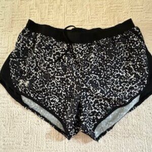 UNDER ARMOUT WOMENS RUNNING SHORT SHORTS - LARGE  NWOT